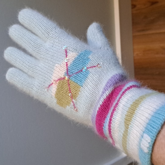 NWT wool/angora adorable gloves. Mint colored with multicolored pattern - Picture 5 of 8
